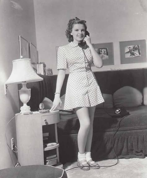 Judy Garland Show, Actresses Hollywood, Talking On The Phone, Soft Gamine, Judy Garland, Norma Jeane, The Wizard Of Oz, 1940s Fashion, Golden Age Of Hollywood