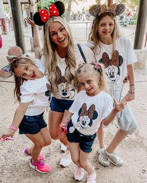 Disney Outfits Mom And Daughter, Mommy And Me Disney Outfits, Mommy And Me Disney, Outfit Aesthetic Ideas, Disneyland Outfit Ideas, Outfit Ideas For Moms, Amusement Park Outfit, Spring Halloween, Outfit Disney