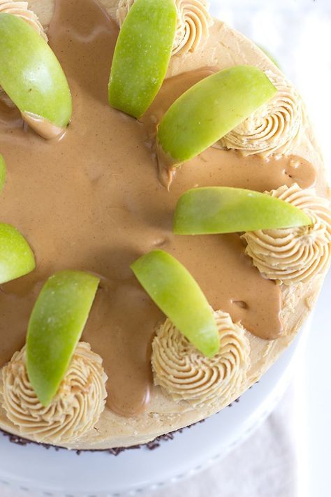 Apple Cake with Peanut Butter Frosting - This apple cake recipe is perfect for fall! Moist apple cake layered with peanut butter frosting and chocolate jimmies, garnished with fresh apple slices. Green Apple Cake, Cake With Peanut Butter Frosting, Butternut Squash Sweet, Moist Apple Cake, Best Apple Recipes, Dessert Apple, Easy Apple Cake, French Apple Cake, Fresh Apple Cake