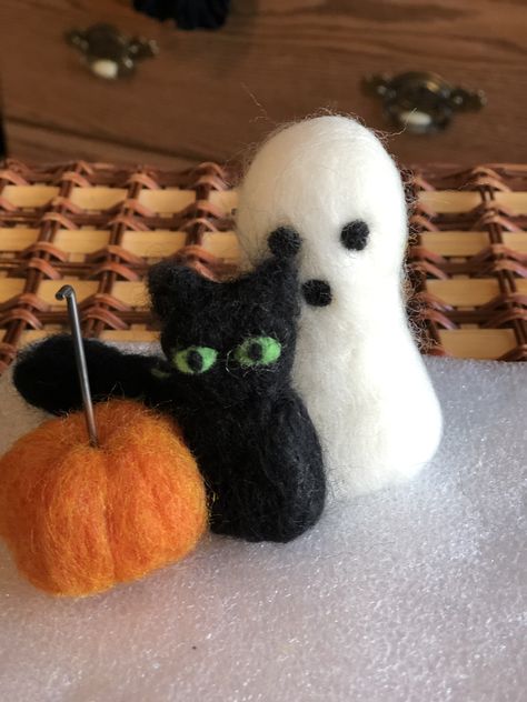 Needle Felted Halloween, Felted Halloween Decorations, Needle Felt Halloween, Felt Halloween Decorations, Needle Felt Halloween Decorations, Creepy Needle Felting, Halloween Felt Crafts, Halloween Creatures, Halloween Baskets