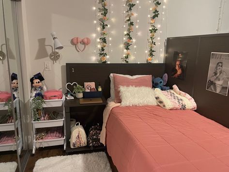 Magic Kingdom Decorations, Disney Themed Dorm Room, Dcp 2x2 Room, Dcp Room Decor 2x2, Dcp Room Decor Flamingo Crossing, Subtle Disney Bedroom, Dcp Room Ideas, Flamingo Crossing Disney Room, Disney College Program Room Decor