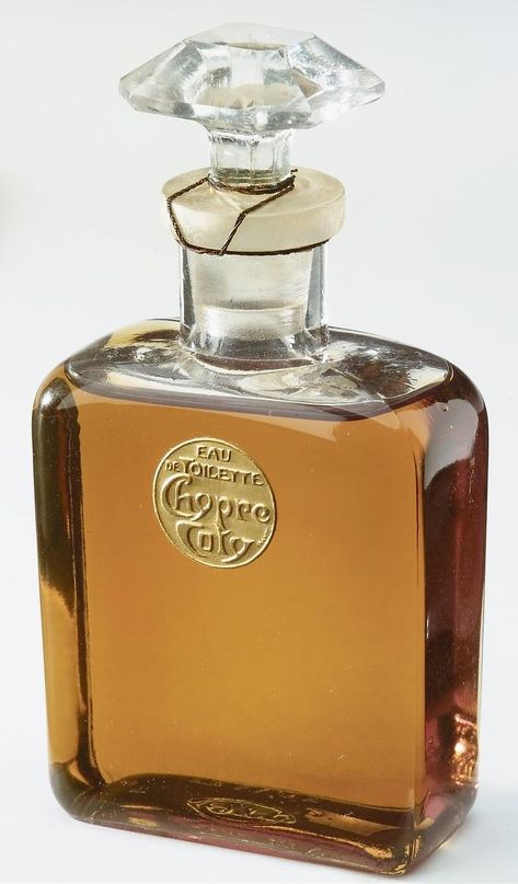 Depuis cent ans, la formule de François Coty intrigue, bouleverse, impressionne et inspire les amoureux du parfum. Perfume Bottle Art, Madame Figaro, Beautiful Perfume Bottle, Organic Bath Products, Antique Perfume Bottles, Vintage Cosmetics, Beautiful Perfume, Antique Perfume, Catherine Deneuve