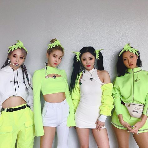 Mamamoo Ot4, Stage Outfit, Kpop Group, K Pop Star, Concert Fits, Korean Group, Line Shopping, Group Photos, Stage Outfits