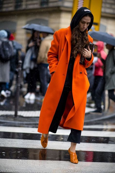 orange. Fashion Outfits Orange, Erika Boldrin, Orange Coat, Coat Outfits, Fashion Week Street Style, Fall Fashion Trends, Fall Fashion Outfits, Black Outfit, Urban Fashion