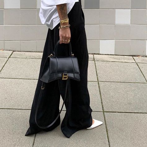 Hourglass Bag Outfit, Balenciaga Hourglass Bag Outfit, Balenciaga Hourglass Bag, Hourglass Bag, Balenciaga Style, Street Fits, Balenciaga Handbags, Bag Outfit, Cheap Bags