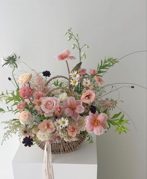 Basket Flower Arrangements Floral Design, Basket Floral Arrangements, Flower Basket Arrangement, Basket Bouquet, Flowers In Basket, Flowers In A Basket, Basket Flower Arrangements, Basket Of Flowers, Creative Flower Arrangements