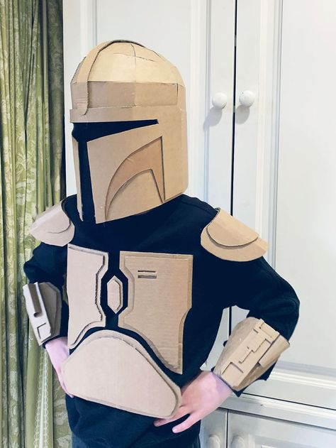 Mandolorian Costume Diy Easy, Cardboard Mandalorian Armor, Cardboard Mandalorian Helmet, Diy Mandalorian Helmet, Mandolorian Costume Diy, Diy Starwars Costume, Mandalorian Costume Diy, Diy Mandalorian Costume, Starwars Creatures