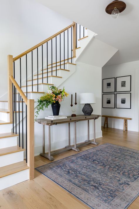 Stairway moment with entry console Everyday Table Centerpieces, Landing Decor, Modern Foyer, Midcentury House, The Shade Store, Shingle Style Homes, Countryside House, Dining Room Walls, Staircase Design