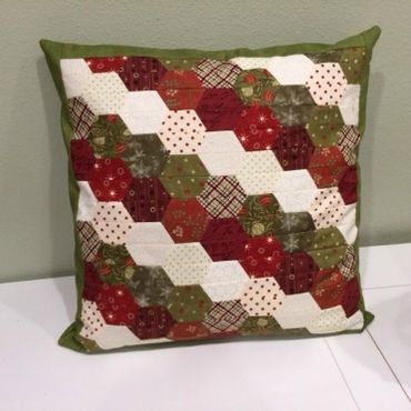 Hexagones : encore ? encore ! - Dans les tiroirs de Constelacion... Hexagon Pillow, Hexagon Quilting, Hexie Quilts Patterns, Hexagon Quilt Pattern, Hexagon Patchwork, Christmas Patchwork, Hexie Quilt, English Paper Piecing Quilts, Patchwork Cushion