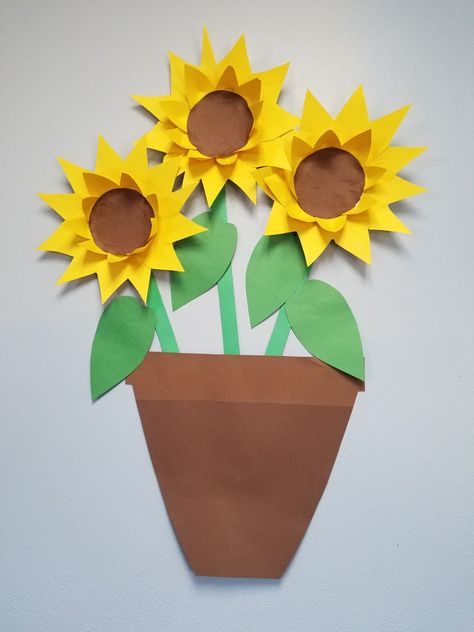 Summer sunflower display for classroom. Using construction paper. Sunflower Construction Paper, Sunflower Display, Sunflower Paper Craft, Construction Paper Flowers, Construction Paper Art, Sunflower Craft, Paper Flowers For Kids, Diy Sunflower, Diy Gifts For Girlfriend