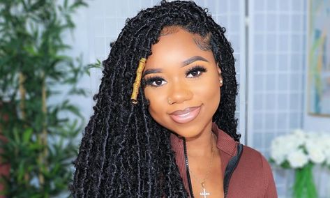 Butterfly locs are growing in popularity, and it's easy to see why. This braided hairstyle is versatile and dynamic. Explore our top 21 picks in this article. Click the article link for more photos and inspiration like this // Photo Credit: Instagram @damnthatschev // #butterflyfauxlocs #butterflylocs #butterflylocshair #butterflylocsinspiration #hair #hairart #haircolor #haircut Butterfly Locs Long, Faux Locs Long, Long Hair Inspo, Locs Long, Butterfly Braids, Butterfly Braid, Sultry Makeup, Braid Trends, Butterfly Locs