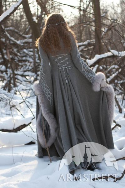 Silvun winter coat back. Fantasy Coat, Movie Wardrobe, Royal Wardrobe, Larp Ideas, Medieval Dresses, Elizabethan Era, Wool Winter Coat, Medieval Costume, Mode Boho