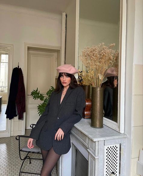 Outfit With Beret Hat, Pink Beret Outfit, Baret Hat Outfit, Berrets Outfits, Beret Hairstyles, Outfit With Beret, Beret Hat Outfit, Beret Outfits, French Chic Outfits