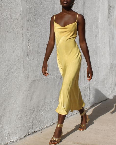 Dress With Blazer Outfit, Zara Silk Dress, Yellow Slip Dress, Fashion 2024, Blazer Outfits, Lemon Yellow, Blazer Dress, Classy Dress, Outfits Ideas