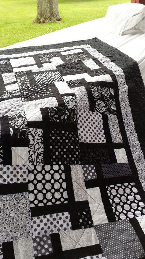 Quilt Size Chart, Panel Quilt Patterns, Modern Quilting Designs, Modern Quilt Blocks, Black And White Quilts, White Quilts, Quilting Designs Patterns, Quilted Table Runners Patterns, Scrappy Quilt Patterns