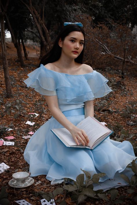 Photoshoot Alice In Wonderland, Alice In Wonderland Themed Photoshoot, Alice In Wonderland Inspired Photoshoot, Alice In Wonderland Themed Dress, Alice And Wonderland Photoshoot, Alice In Wonderland Photoshoot Ideas, Cinderella Photoshoot Ideas, Photoshoot Concept Ideas, Storybook Photoshoot