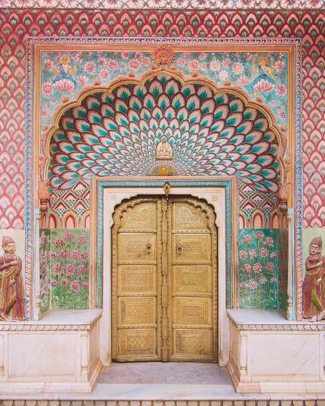 The Lotus Gate of the Jaipur City Palace in India is without the doubt the most beautiful sight we've laid our eyes on in days.⠀⠀ ⠀⠀ Can't you just feel these colors and patterns embracing you in a warm cuddle? Curb Appeal Inspiration, City Palace Jaipur, Boutique Retreats, Indian Architecture, Unique Doors, Beautiful Doors, Jaipur India, Incredible India, India Travel