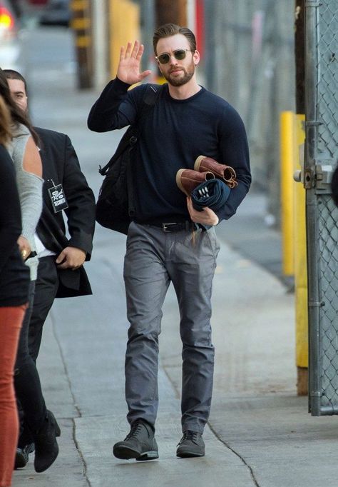 Chris Evans arrives at "Jimmy Kimmel Live" in Hollywood on Tuesday. Chris Evans Fashion, Captain America Funny, Fitness Before After, Chris Evans Tumblr, Avengers Black Widow, Christopher Robert Evans, Chris Evans Funny, Christopher Evans, Michael Johnson