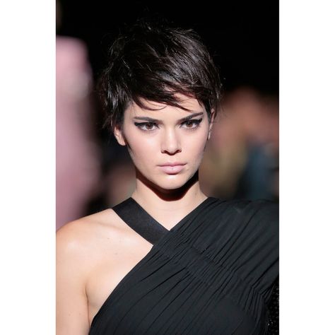 Getextureerde Bob, Kris Jenner Haircut, Brunette Pixie Cut, Brunette Pixie, Beyonce Hair, Trendy Short Hairstyles, Stylish Short Haircuts, Shaggy Bob, Stylish Haircuts