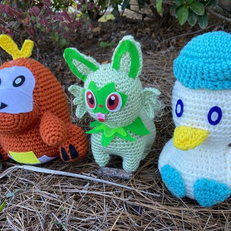 Who’s that PKMN? Animal Plushies, Scarlet Violet, Pokemon Starters, Crochet Pokemon, Cute Desk, Crochet Animal, Crochet Free, Online Pattern, Crochet Animals