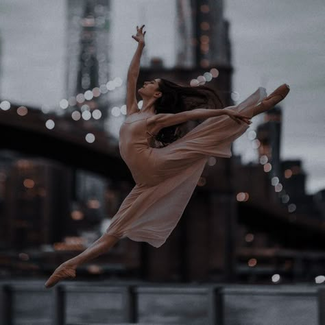 Dance Wallpaper, Dancer Lifestyle, Dance Photo Shoot, Dancer Photography, Ballet Pictures, Aesthetic Dance, Dance Photography Poses, Dance Dreams, Ballet Poses