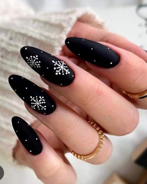 Black Fun Nail Designs, New Year Black Nails, Black Snow Flake Nails, Black Nail Christmas Design, Black Christmas Nails Almond, Gel Nails Ideas Winter 2023, Christmas Nails 2023 Black, Nails Black Christmas, Black Nail Designs Christmas