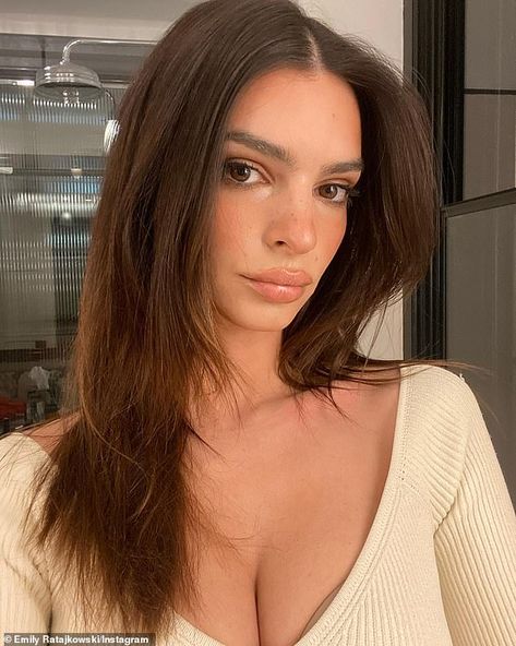 Emrata Selfie, Emrata Bangs, Emily Ratajkowski Hair, Emily Rajatkowski, Vanilla Antique, Emrata Instagram, Emily Ratajkowski Style, Fresh Makeup, Book Tour