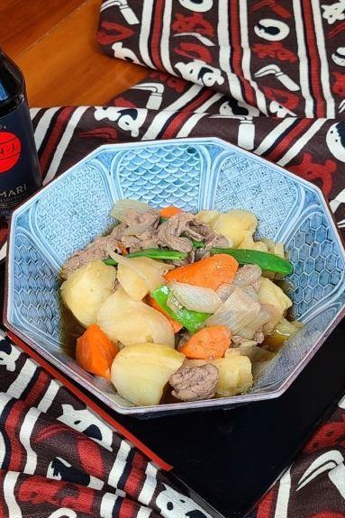 Japanese Stew Recipes, Japanese Cream Stew Recipe, Nikujaga Recipe, Oden Recipe Japanese, Japanese Beef Stew, Japanese Meat And Potato Stew, Cooking Sauces, Stewed Potatoes, Chopped Carrots