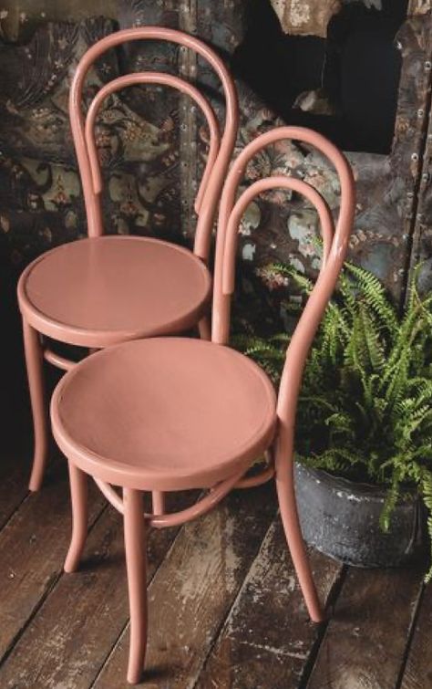 Lisbon Flat, Coral Chair, Decor Cozinha, Pink Interiors, Embellished Furniture, Autumn Interior, Porch Chairs, Beauty Room Decor, Colourful Living Room