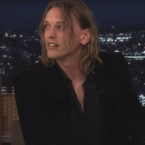 Jamie Campbell Bower Behind The Scenes, Jamie Campbell Bower Long Hair, Jamie Campbell Bower Jimmy Fallon, Jamie Bower Aesthetic, Jamie Bower Campbell, Jamie Campbell Bower Aesthetic, Campbell Aesthetic, Xenophilius Lovegood, Stranger Things Vecna