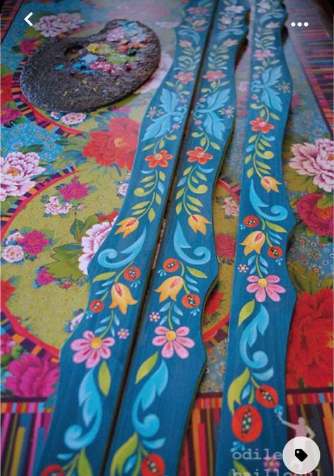 Painting On Wood Furniture, Scandinavian Folk Interior Design, Diy Table Painting Ideas, Floral Painted Furniture, Strip Paint, Folk Art Designs, Folk Art Floral, Folk Decor, Folk Art Design