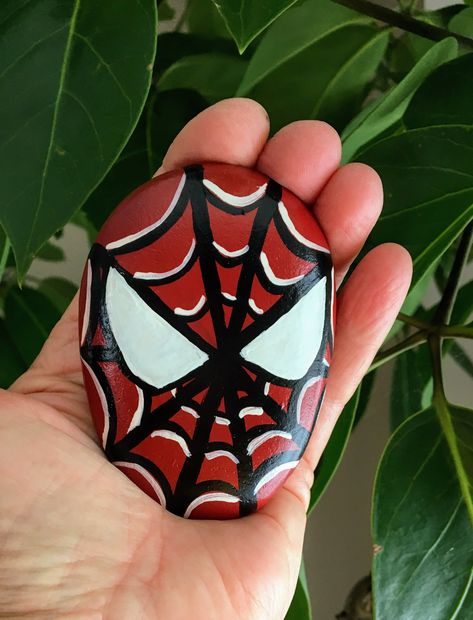 Spiderman Rock Painting Ideas, Spider Man Rock Painting, Spider Man Diys, Spiderman Room Ideas Diy, Spider Man Craft Ideas, Cartoon Box Diy, Spider Man Crafts For Kids, Spider-man Craft, Spider Man Diy Gifts