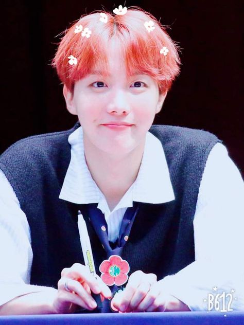 Foto Jhope Cute, Aesthetic J-hope, Cute J-hope, Bts J-hope Cute, J Hope Birthday, Jhope Bts Wallpaper, Jhope Bts, Jhope Cute, One Shot