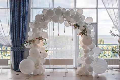 Elevate your wedding with an elegant wedding arch. Use white latex balloons of different sizes and strategically place them on the metal arch to create a stunning and unique look that will leave your guests in awe. Put some pink hydrangeas and fern leaves to add a touch of color and style to your chaste backdrop. Finish off with some warm white string lights and hang it from the arch, to add a soft and dreamy ambiance to your special moment. White Balloons Wedding, Balloon Arch Diy, Wedding Balloon Decorations, Wedding Ceremony Ideas, Birthday Party Decorations Diy, Pastel Balloons, Round Balloons, Arch Flowers, White Balloons