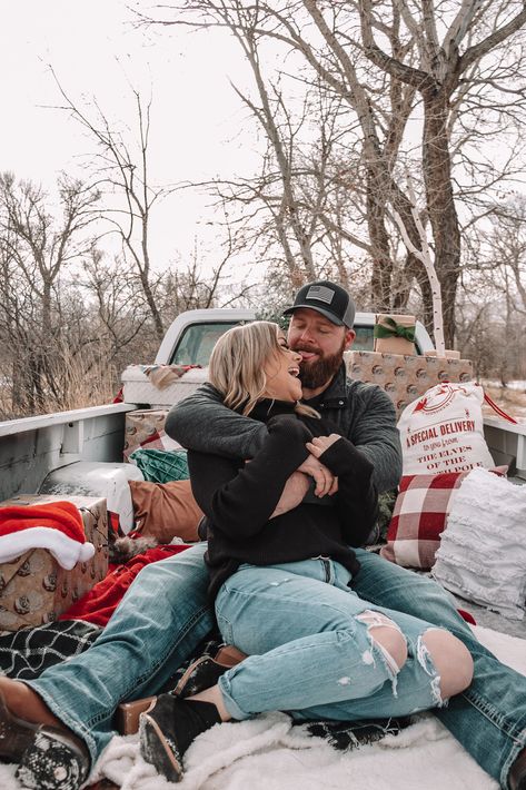 Christmas Photography Couples, Couples Holiday Photos, Christmas Mini Sessions Outdoor, Christmas Tree Photoshoot, Christmas Photoshoot Kids, Outdoor Christmas Photos, Large Family Pictures, Diy Christmas Photo, Christmas Couple Photos