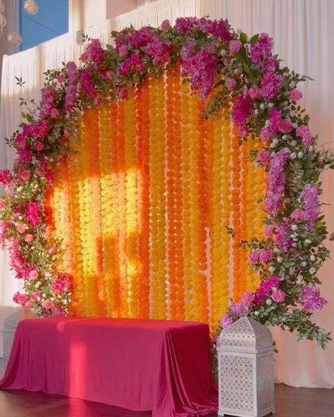 Diy Mehendi Backdrop, Mehedi Programme Decorations, Mehndi Decor Backdrops, Mehndi Flower Decoration, Diy Haldi Backdrop, Diy Mehndi Backdrop, Haldi Mehndi Stage Decoration, Photos With Backdrops, Mendhi Backdrop Mehndi Decor