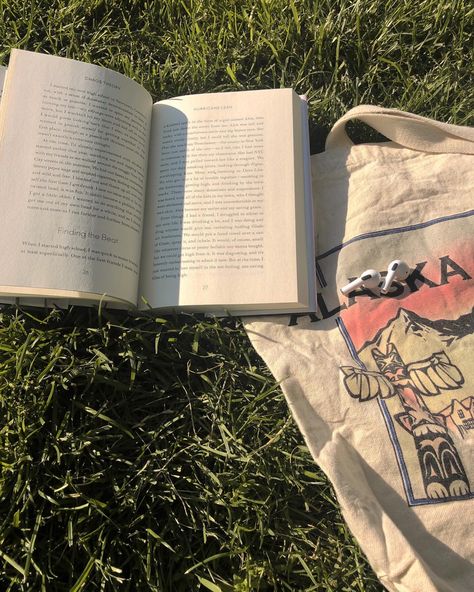 sunny day, aesthetic, book, spring read aesthetic Reading On Grass Aesthetic, Spring Study Aesthetic, Warm Academia, Earth Vibes, Reading Outside, Bookish Aesthetic, Relaxing Reading, Study Art, Picnic Aesthetic