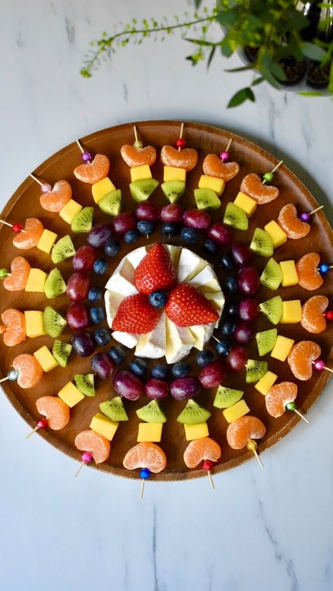 Birthday Appetizers, Salami Rose, Party Planning Food, Fruit Platter Ideas Party, Charcuterie Box, Easter Fruit, Edible Fruit Arrangements, Veggie Cups, Fruit Kebabs