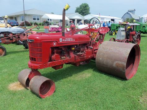 Farmall H, Awesome setup. Very rare Tractor Design, Steam Tractor, Pulling Tractors, Tractor Pictures, International Harvester Tractors, Tractor Mower, International Tractors, Farmall Tractors, Old Tractor