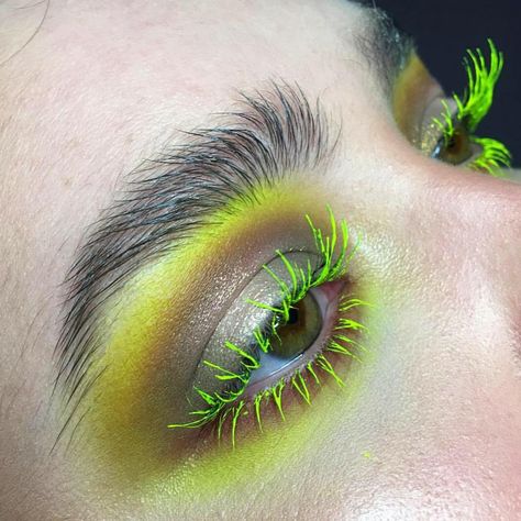 Venus Fly Trap Costume, Eye Color Change Surgery, Trap Vibes, Alien Makeup, Makeup Editorial, Asian Makeup Tutorials, Trendy Eyeshadow, Face Paint Makeup, Brown Eyeliner