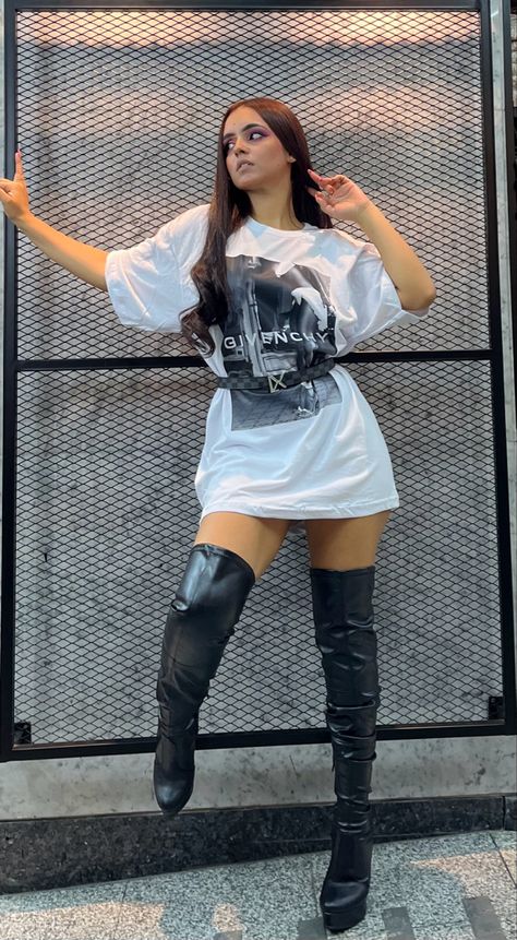 Oversized T Shirt And Boots Outfit, Big Tshirt Outfit, Oversized Tshirt Outfit, Outfit Oversize, Black Thigh High Boots, Looks Country, Tshirt Outfits, Hot Outfits, Teen Fashion Outfits