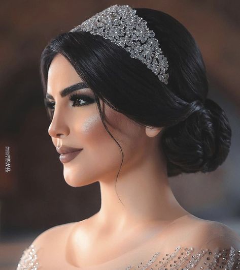 Hairstyle With Headband, Bride Hairstyles With Veil, Bride Hairstyles Updo, Old Hollywood Hair, Balayage Hair Caramel, Wedding Hair Up, Music Instagram, Bridal Hairpiece, Hairdo Wedding