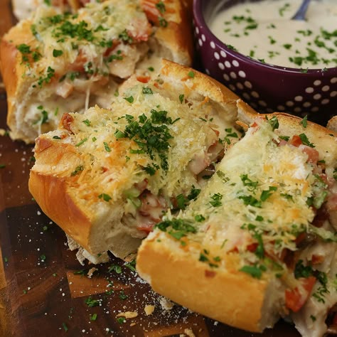 The bread boat! Delicious and filled with food! The Chicken Bacon Alfredo Bread Boat! It will bring you m... Alfredo Bread Boat, Chicken Alfredo Bread, Bread Boat Recipes, Alfredo Bread, Bacon Alfredo, Bread Boats, Chicken Bacon Alfredo, Cooking Panda, Bread Bowls