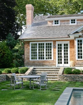 style 1 storey Hamptons Cottage Exterior, Hamptons Cottage, Shingle House, Patio Steps, Ranch Exterior, Cottage Exterior, Deck Designs, East Hampton, Cottage Design