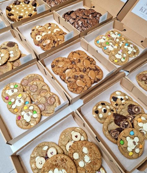 Cookie Packaging Aesthetic, Cookies For Sale Packaging, Packing Cookies For Sale, Mini Cookies Packaging, Packaging Cookies For Shipping, How To Package Cookies For Shipping, Box Of Cookies Aesthetic, Cookie Store, Bake Sale Packaging