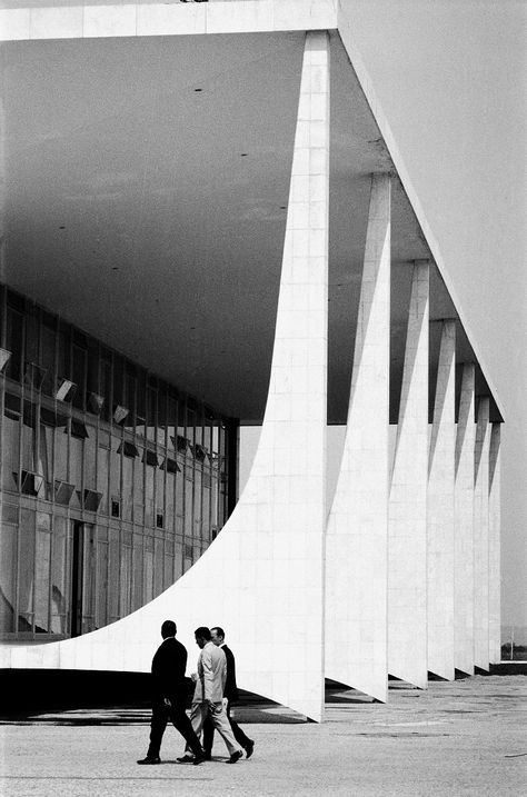 Lucien Clergue Brutalist Architecture Aesthetic, Brazilian Modernism Architecture, Brutalist Architecture With Plants, Brutalist Architecture Photography, Oscar Niemeyer Architecture, Brutalism Architecture, Oscar Niemeyer, Architecture Tattoo, Zaha Hadid Architects