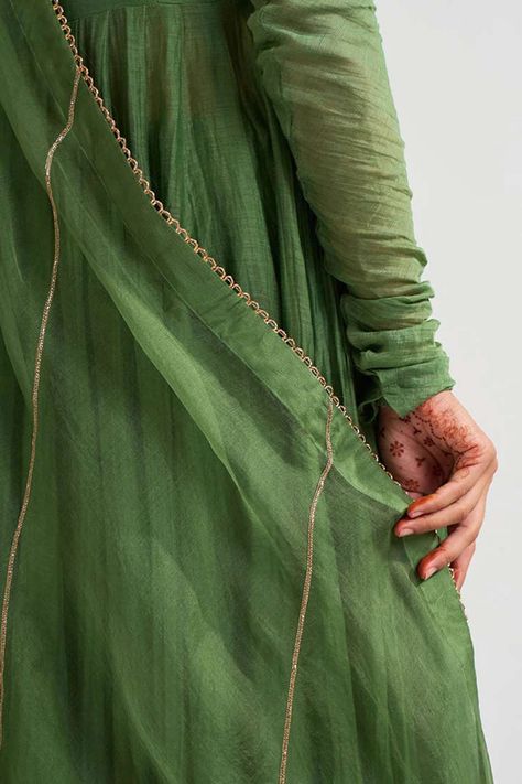 Silk Kurtas, Chanderi Anarkali, Chanderi Kurta, Anarkali Dress Pattern, Cutwork Blouse Designs, Simple Kurta Designs, Salwar Kameez Designs, Leaf Green, Embroidered Neckline