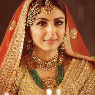 Image may contain: 1 person, closeup Soha Ali Khan Wedding, Wedding Day Pictures, Tika Jewelry, Indian Wedding Jewellery, Soha Ali Khan, Bridal Dupatta, Day Pictures, Antique Necklaces Design, Bride Sister