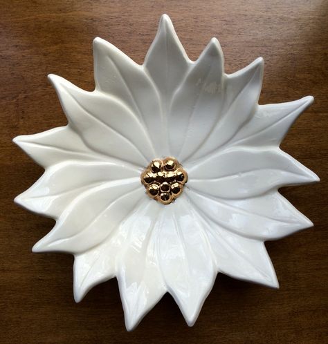 White and gold glazed poinsettia dish. 2010. Hand Painted Dishes, Ceramic Christmas Decorations, Christmas Bowl, Acrylic Painting Flowers, Ceramic Glaze Recipes, Pottery Gifts, Christmas Clay, Porcelain Clay, Clay Art Projects