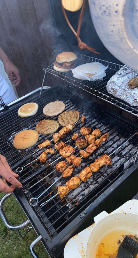 Bbq Fake Snaps, Grill Aestethic, Summer Barbeque Aesthetic, Bbq With Friends Aesthetic, Bbq Snap, Barbaque Ideas Food, Summer Barbecue Aesthetic, Grill Aesthetics, Barbecue Party Aesthetic